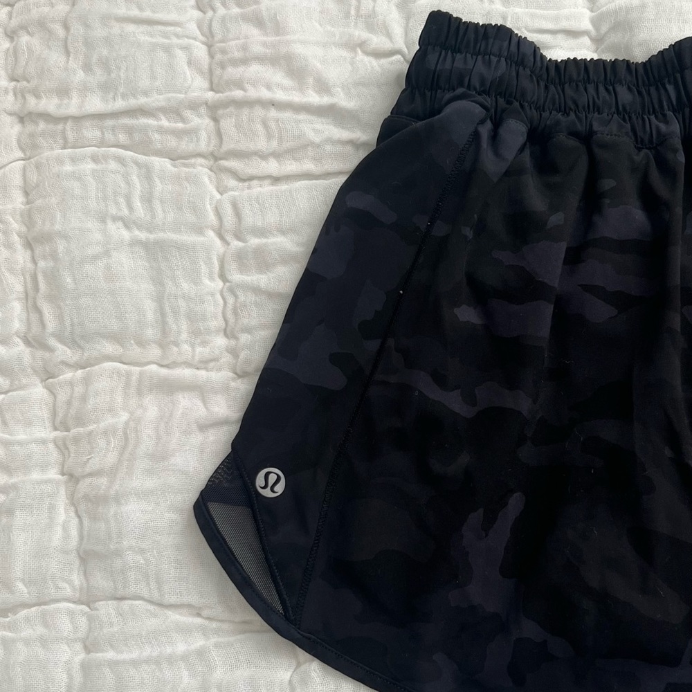 Black Camo Lululemon High Rise Hotty Hot Shorts 4” Inseam
